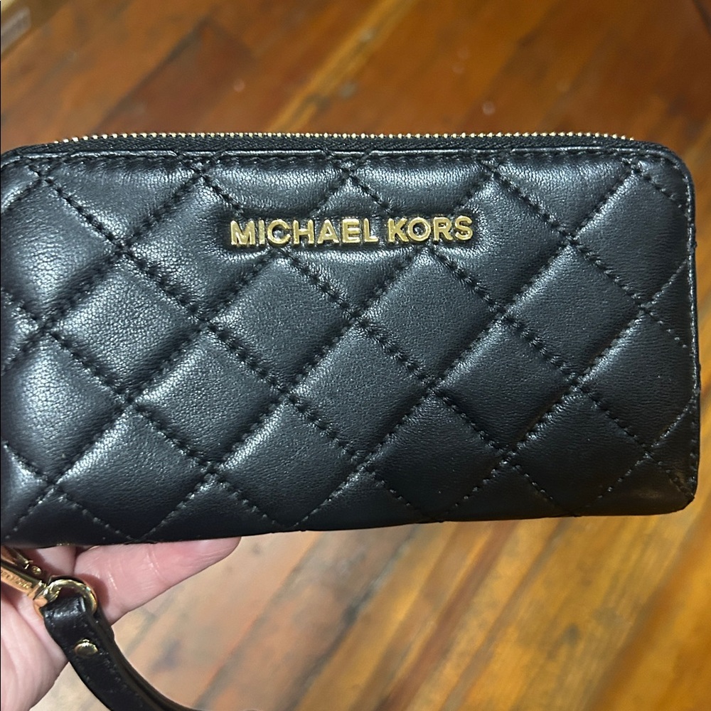 MICHAEL MICHAEL KORS Susannah Large Quilted-Leather
Smartphone - Picture 6 of 12